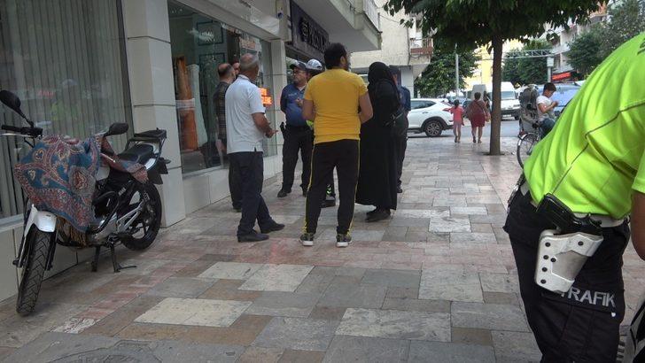 Motosikletin savrulup park halindeki araca çarpması güvenlik kamerasında G5