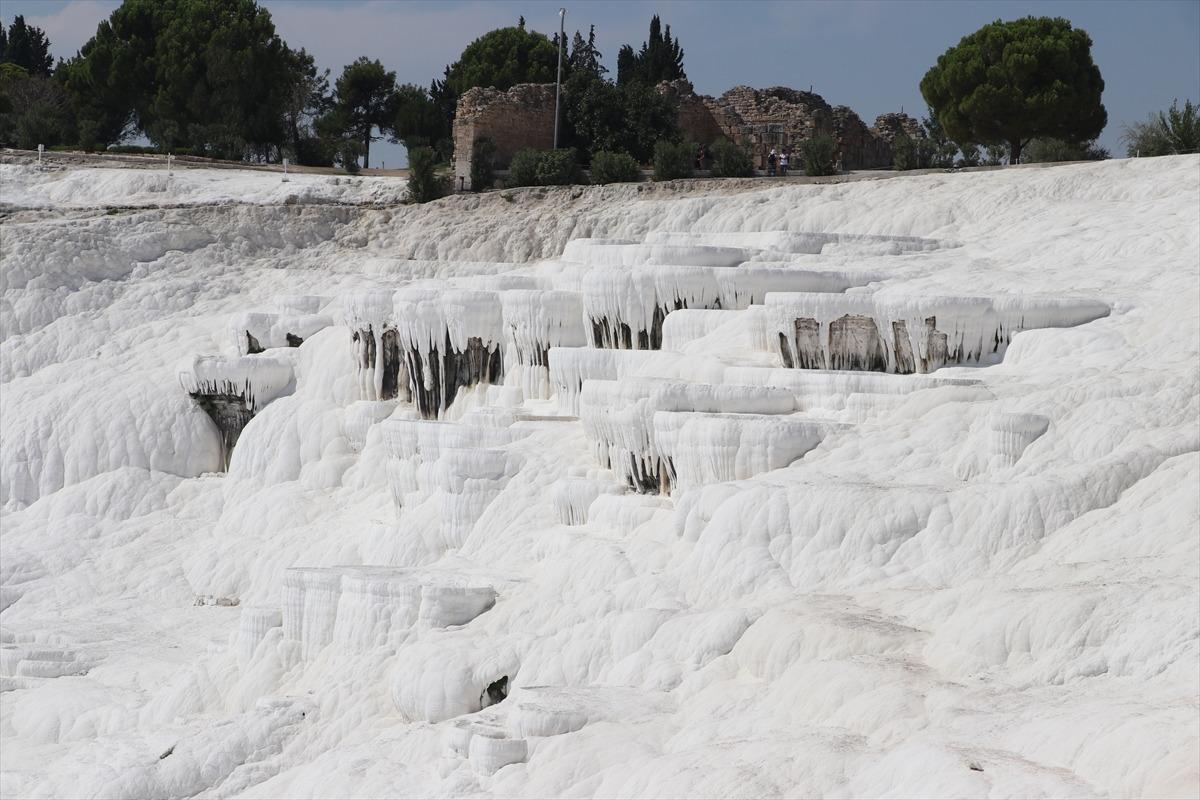 Pamukkale rekor kırdı! Turist sayısında ge&ccedil;en yıla g&ouml;re y&uuml;zde 25 artış