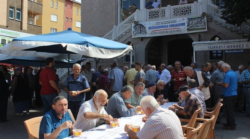 T&uuml;rkeli&rsquo;de aşure dağıtımı