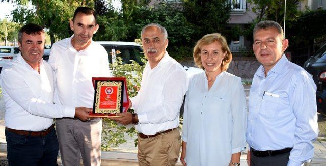 Yenişehir Belediye Başkanı Aydın’dan İHA’ya plaket