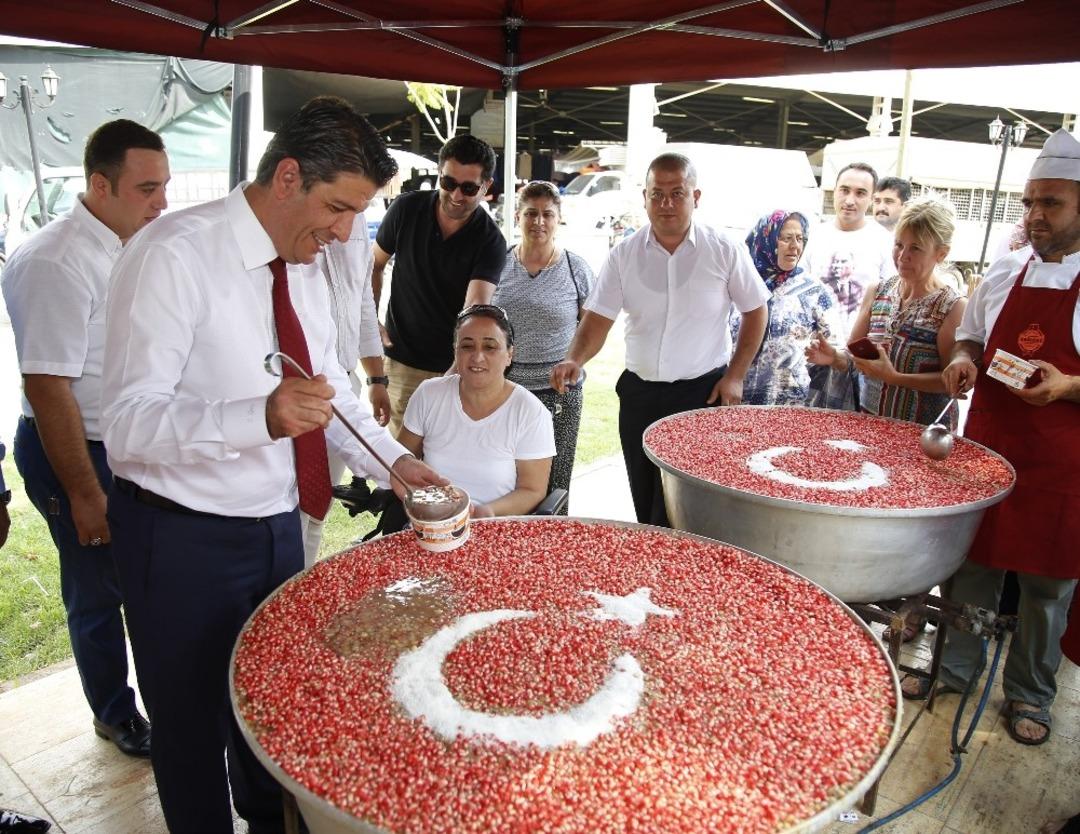 5 bin kişiye ay yıldızlı aşure ikram edildi