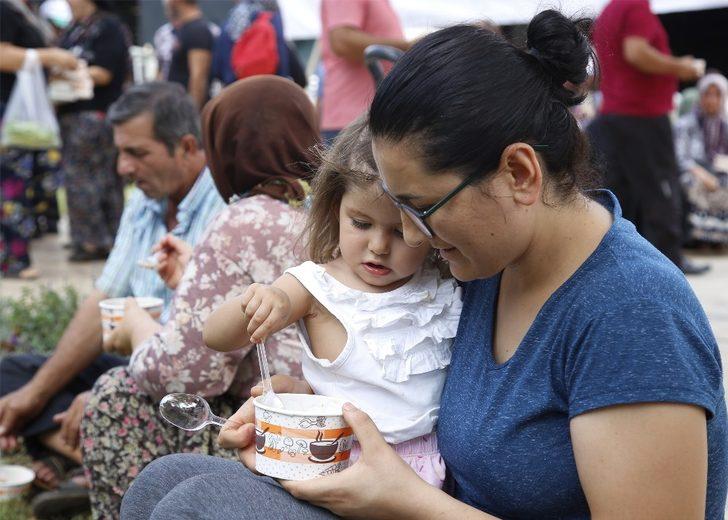 5 bin kişiye ay yıldızlı aşure ikram edildi G2