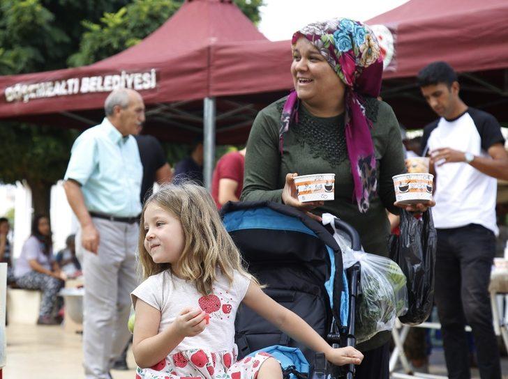 5 bin kişiye ay yıldızlı aşure ikram edildi G3