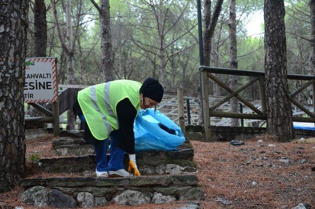 Yunusemreli çevreciler Süreyya’da temizlik yaptı