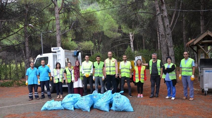 Yunusemreli çevreciler Süreyya’da temizlik yaptı