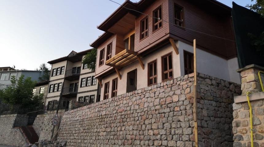 İzmit&rsquo;in tarihi binaları restore ediyor