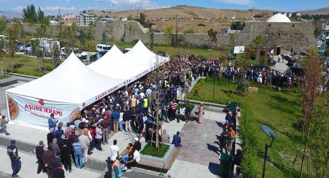 Erzurum’da binlerce vatandaşa aşure dağıtıldı