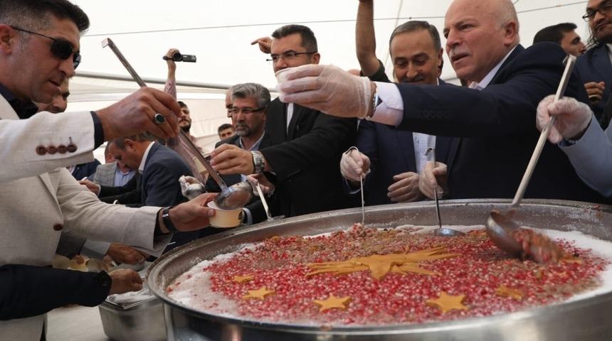 Erzurum&rsquo;da binlerce vatandaşa aşure dağıtıldı