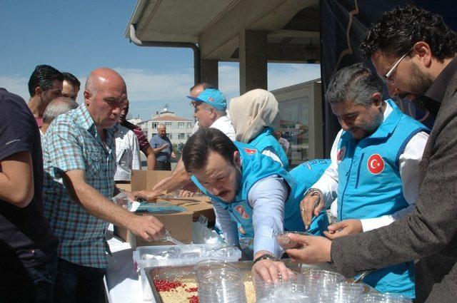 Türk Diyanet Vakfından aşure ikramı