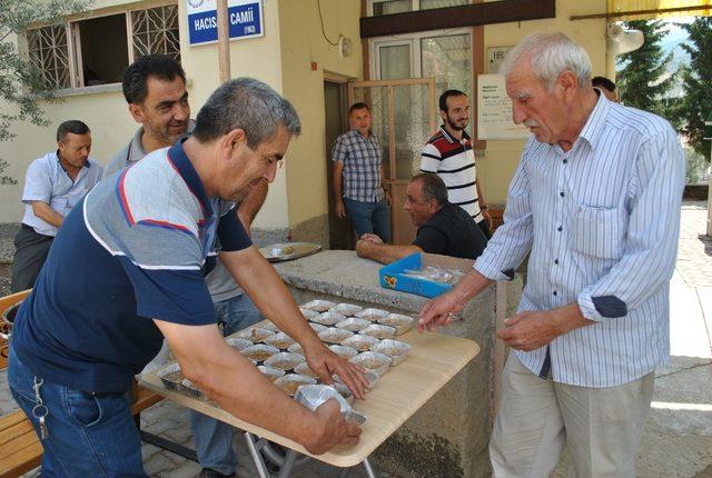 Sarıcakaya Belediyesi 3 bin kişilik aşure dağıttı