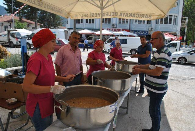 Sarıcakaya Belediyesi 3 bin kişilik aşure dağıttı