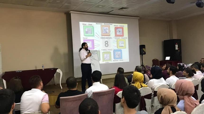 Uzman Psikolog Özkan Şenol, idareci, öğretmen, öğrenci ve velilere ‘kişisel gelişim’ semineri verdi
