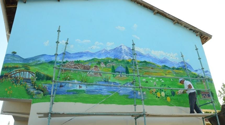 G&uuml;ny&uuml;z&uuml;&rsquo;n&uuml;n tarihi mekanları otel duvarına resmedildi