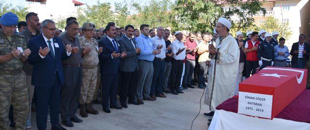 Kulp ta şehit olan iş&ccedil;i Muş ta toprağa verildi 4