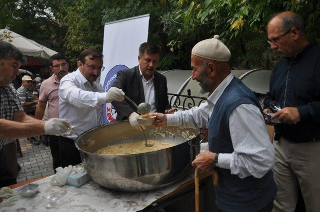 Emet Belediyesi ilçedeki tüm camilerde aşure dağıttı