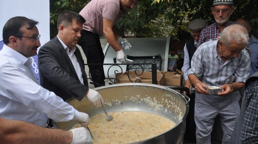 Emet Belediyesi il&ccedil;edeki t&uuml;m camilerde aşure dağıttı