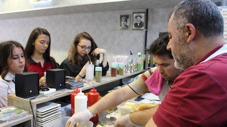 Uşak&rsquo;ta &uuml;niversite &ouml;ğrencileri i&ccedil;in &rsquo;askıda men&uuml;&rsquo; uygulaması