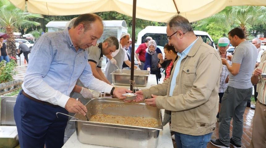 Belediyenin aşure hayrı ağızları tatlandırdı