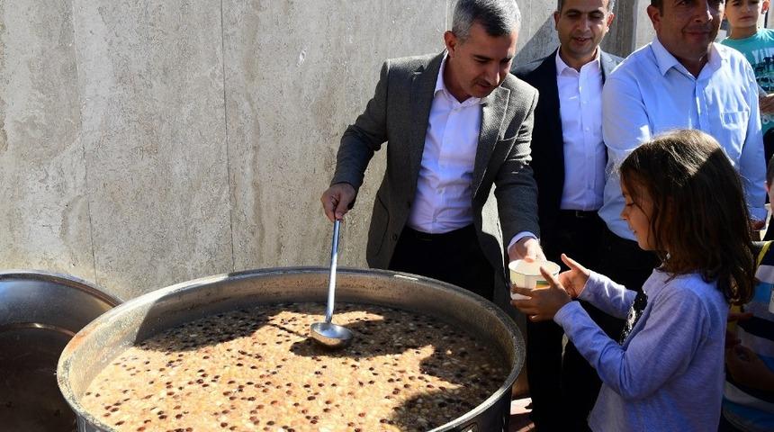 Yeşilyurt Belediyesi&rsquo;nden Aşure ikramı