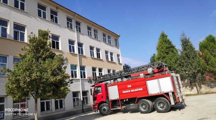 Yuvasında asılı kalan baykuşu itfaiye kurtardı