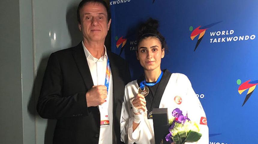 Milli tekvandocu Hatice Kübra İlgün'den altın madalya