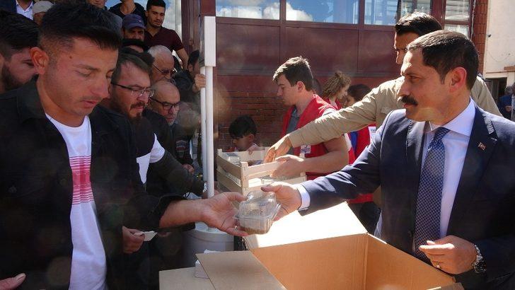 Vali Masatlı, aşure dağıttı G1