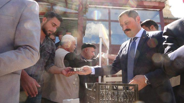 Vali Masatlı, aşure dağıttı G2