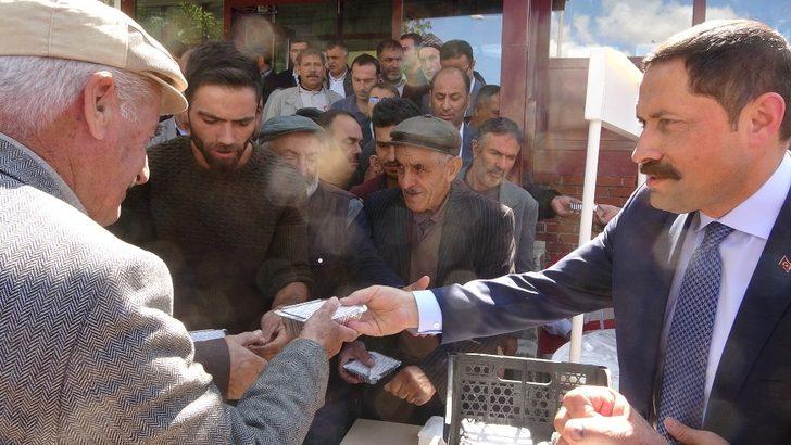 Vali Masatlı, aşure dağıttı G3