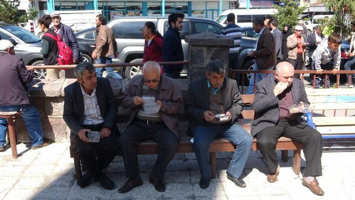 Vali Masatlı, aşure dağıttı G4