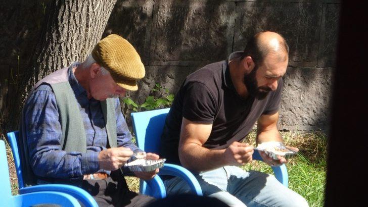 Vali Masatlı, aşure dağıttı G5