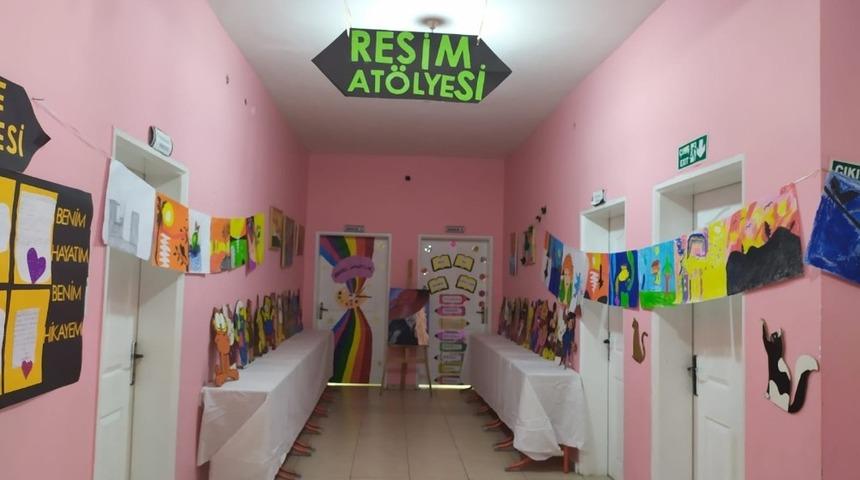 &Ccedil;ocukların hayal g&uuml;c&uuml; resimlere yansıdı