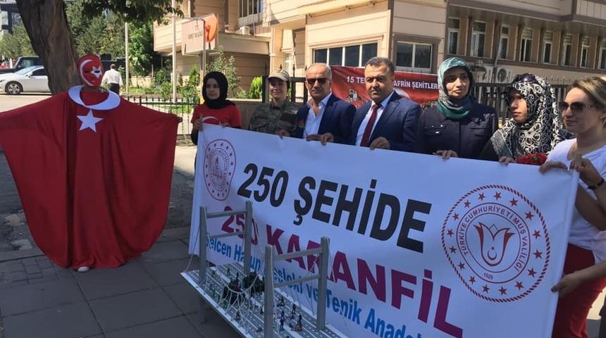 Muş Selcen Hatun Mesleki ve Teknik Anadolu Lisesi öğretmen ve öğrencileri, 250 şehit adına 250 karanfil dağıttı