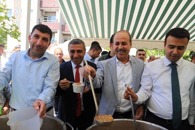 Oğuzeli Belediyesi vatandaşa aşure dağıttı