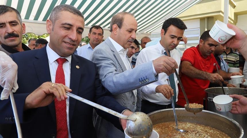 Oğuzeli Belediyesi vatandaşa aşure dağıttı