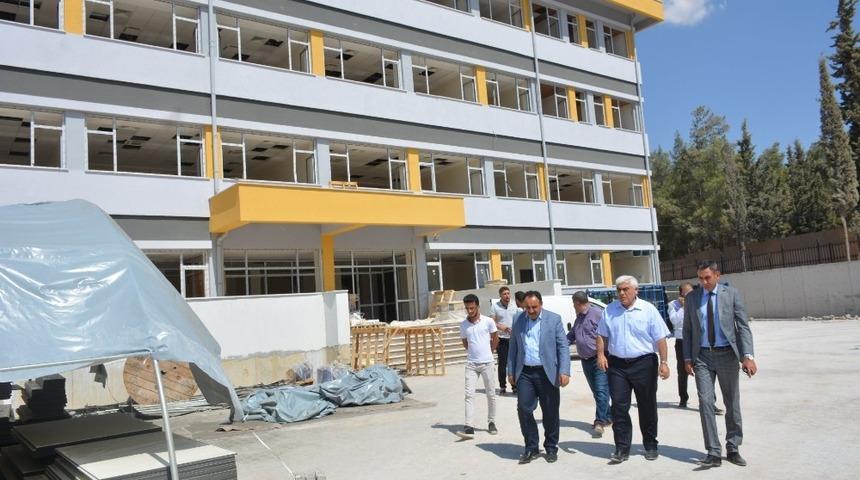 Milletvekili D&uuml;lger yapımı devam eden okulları gezdi