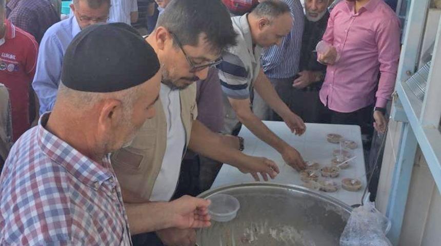 Vatandaşlara aşure ikramı