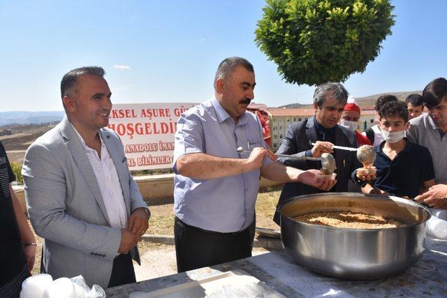 Öğrencilerin aşure kuyruğu