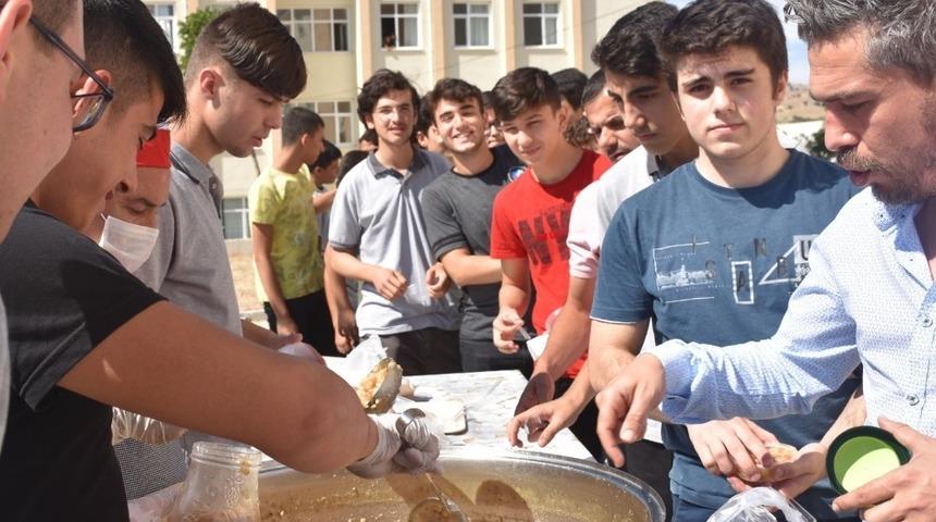 &Ouml;ğrencilerin aşure kuyruğu