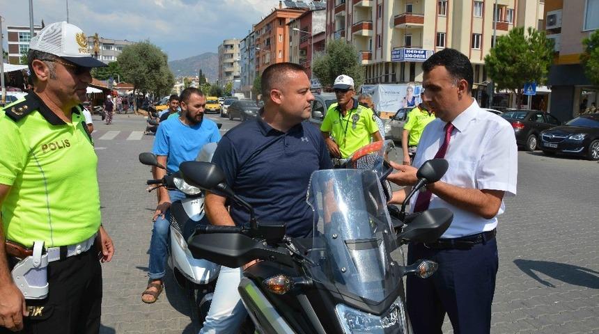 Ceza bekleyen sürücülere kask sürprizi