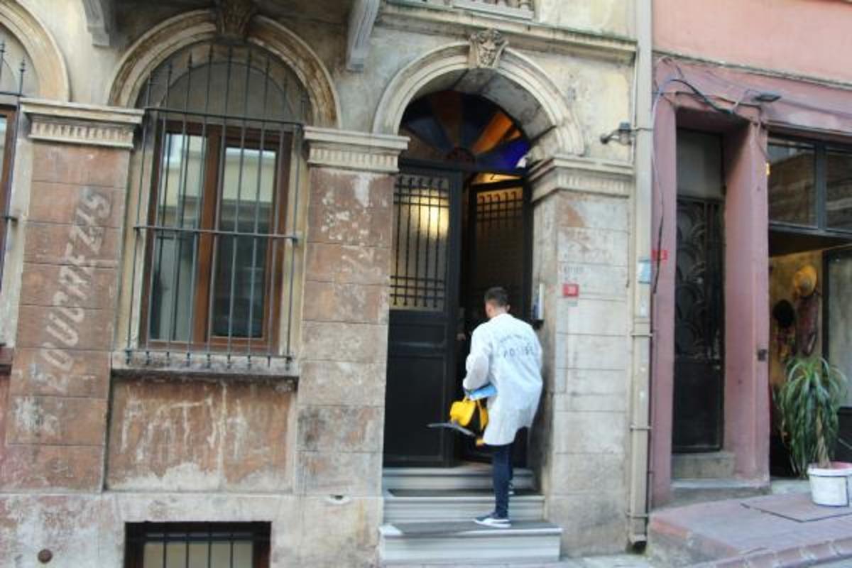 Ses gelmeyince otel g&ouml;revlileri i&ccedil;eri girdi! Korkun&ccedil; manzara