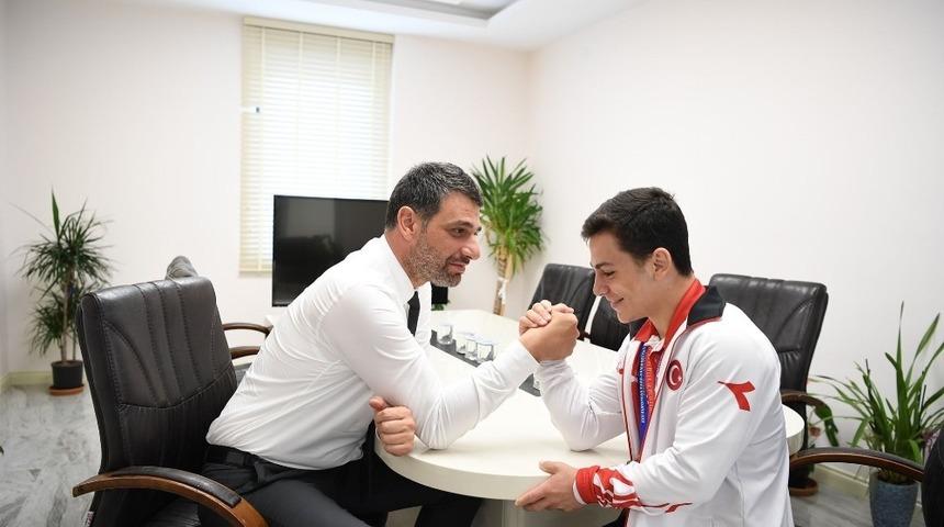 Başkan Kocaman, şampiyon sporcu ile bilek g&uuml;reşi yaptı