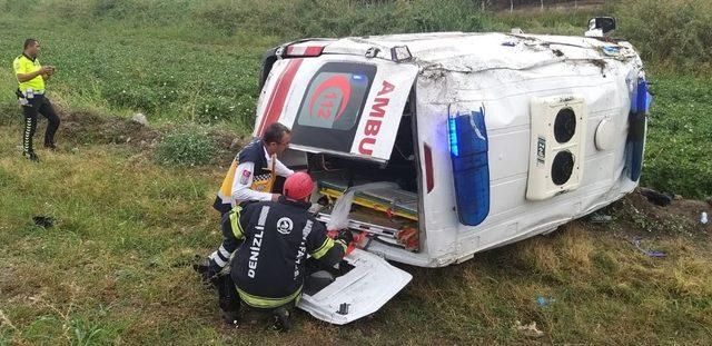 Hasta nakli yapan ambulans devrildi: 5 yaralı