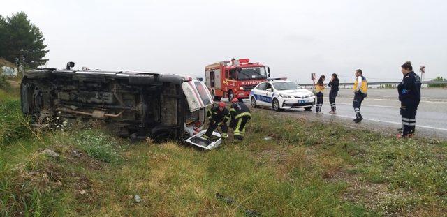 Hasta nakli yapan ambulans devrildi: 5 yaralı