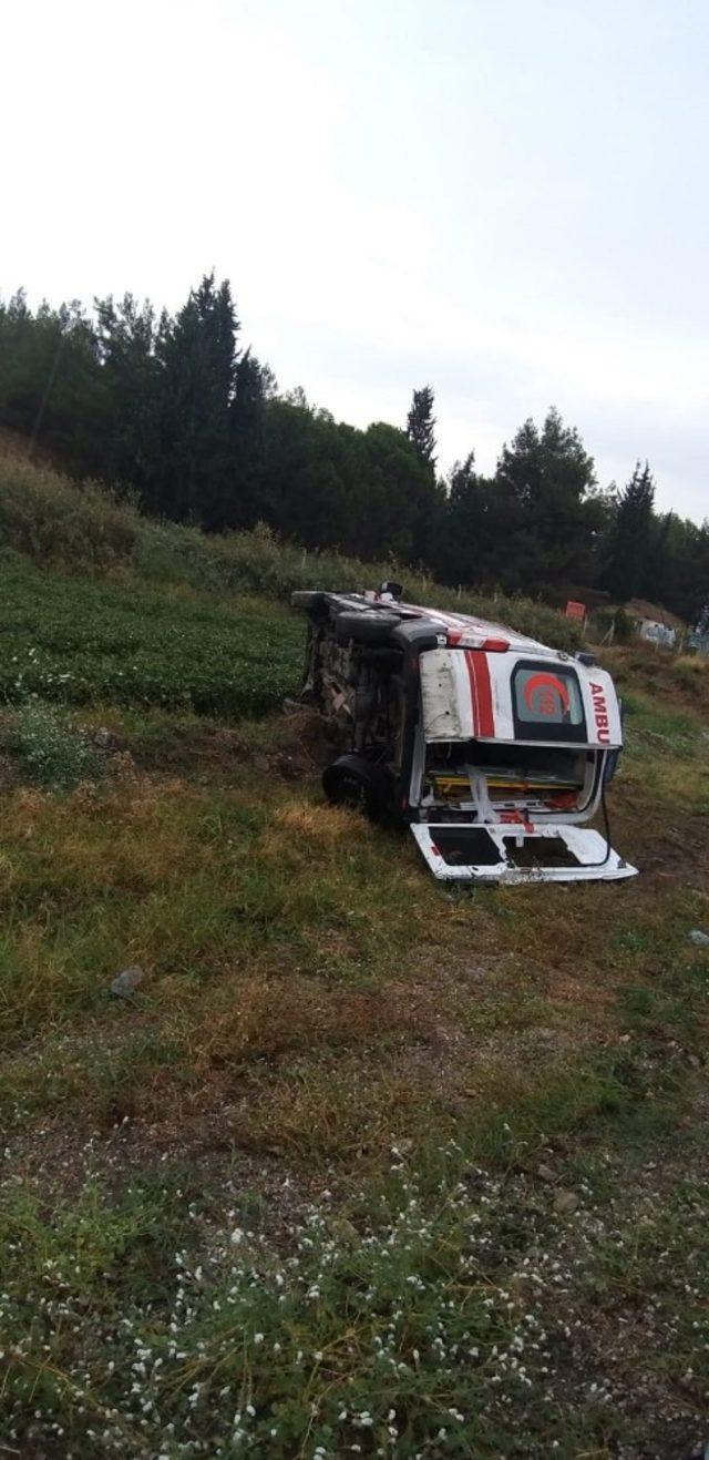 Hasta nakli yapan ambulans devrildi: 5 yaralı