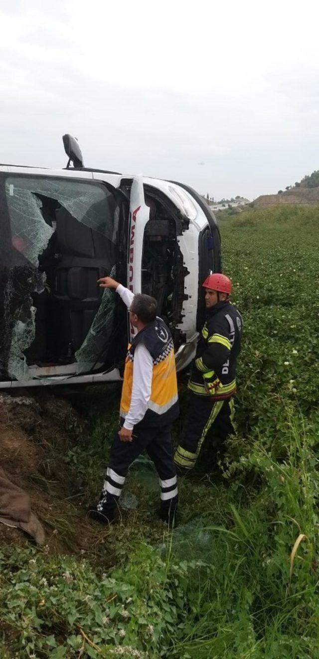 Hasta nakli yapan ambulans devrildi: 5 yaralı