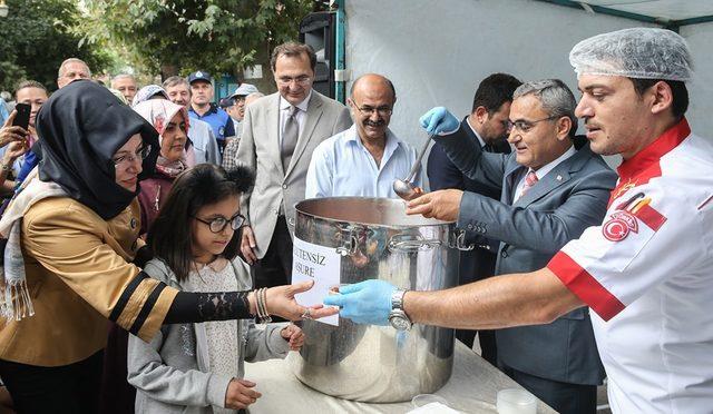 Kütahya Belediyesi halka aşure dağıttı