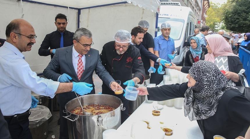 Kütahya Belediyesi halka aşure dağıttı