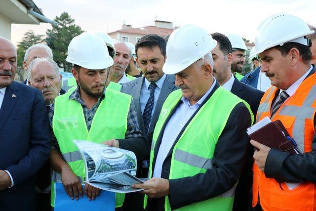 Binali Yıldırım, Erzincan’da yapımı süren stat ve hastanede incelemelerde bulundu