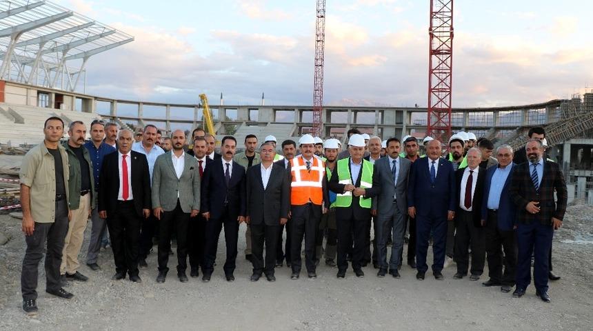 Binali Yıldırım, Erzincan’da yapımı süren stat ve hastanede incelemelerde bulundu