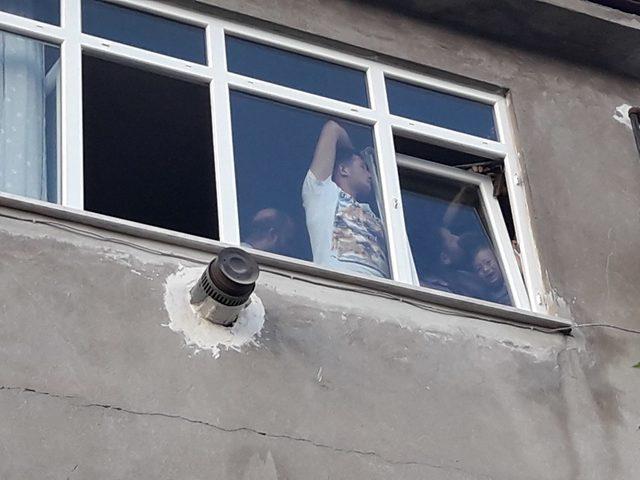 Küçük Mustafa’nın parmağı pencerenin menteşesine sıkıştı